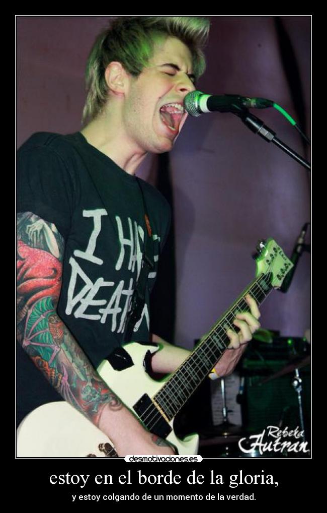 estoy en el borde de la gloria, - y estoy colgando de un momento de la verdad.