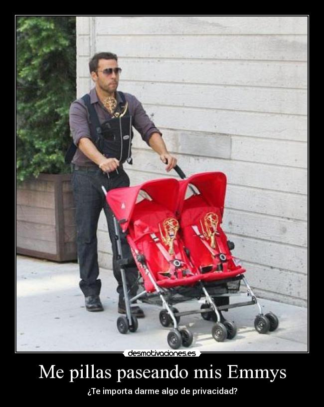 Me pillas paseando mis Emmys - ¿Te importa darme algo de privacidad?