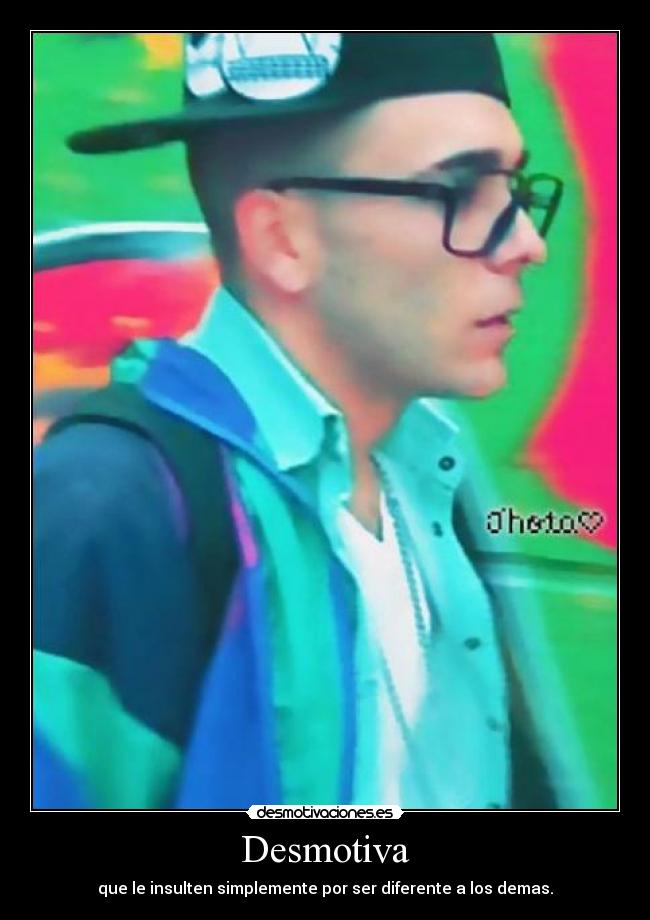 Desmotiva - que le insulten simplemente por ser diferente a los demas.