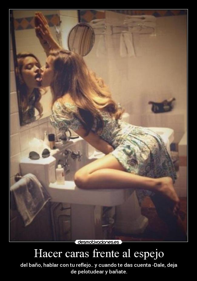 Hacer caras frente al espejo -