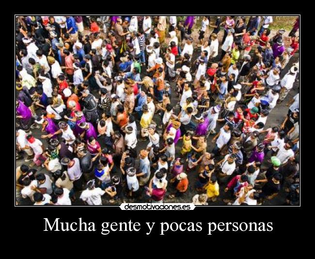 Mucha gente y pocas personas -