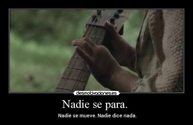 Nadie se para. - Nadie se mueve. Nadie dice nada.