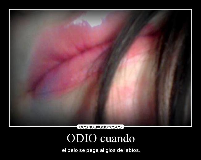 ODIO cuando - el pelo se pega al glos de labios.