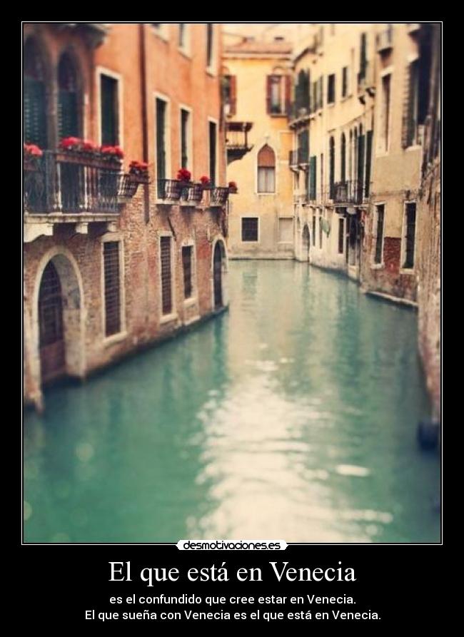 El que está en Venecia - es el confundido que cree estar en Venecia.
El que sueña con Venecia es el que está en Venecia.