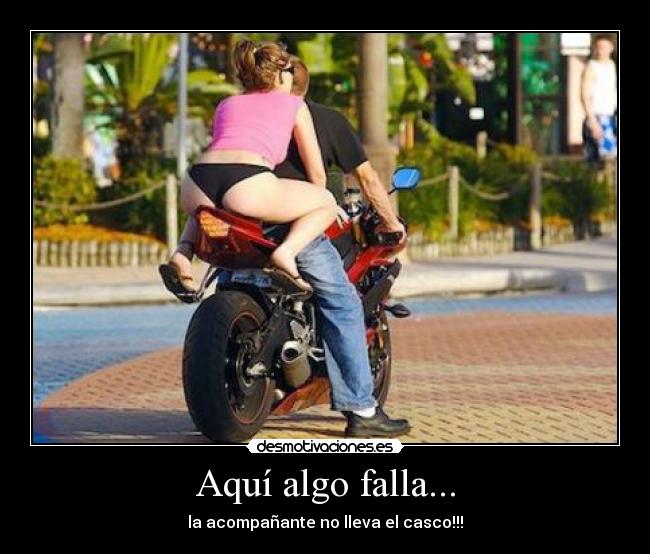 Aquí algo falla... - la acompañante no lleva el casco!!!