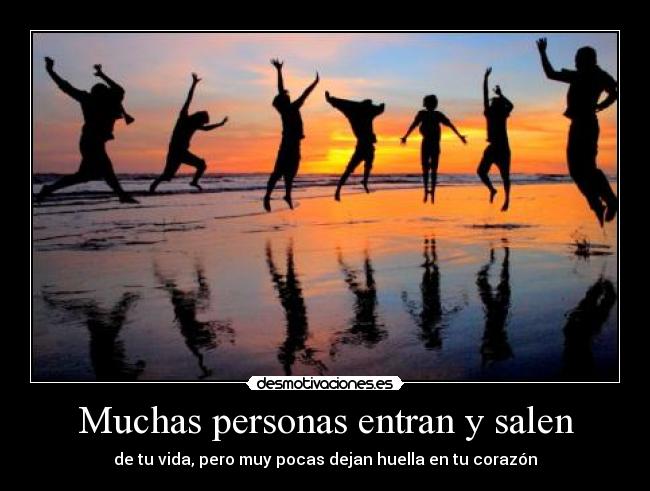 Muchas personas entran y salen -