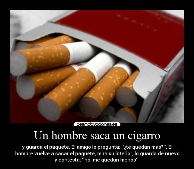 Un hombre saca un cigarro -