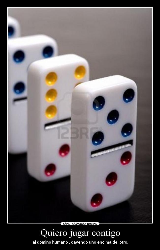 Quiero jugar contigo - al dominó humano , cayendo uno encima del otro.