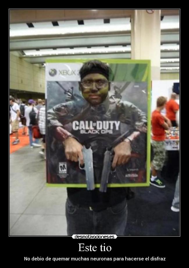 Este tio - No debio de quemar muchas neuronas para hacerse el disfraz