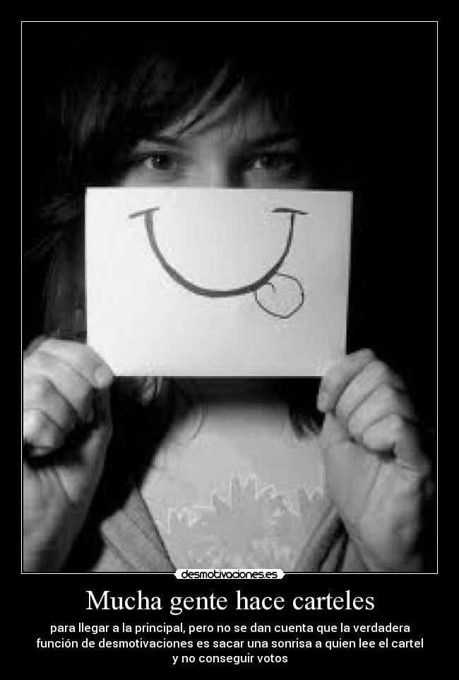 Mucha gente hace carteles -