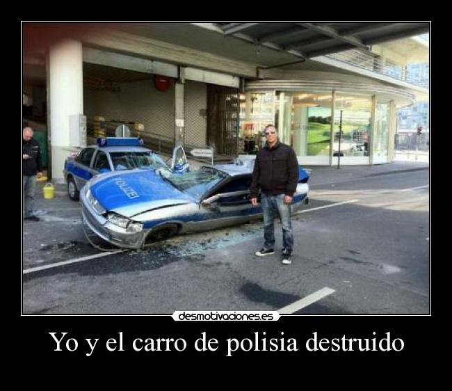 Yo y el carro de polisia destruido -