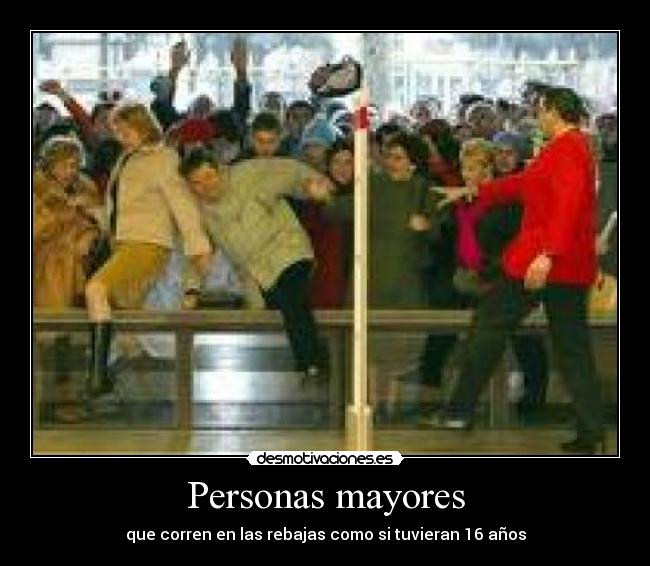Personas mayores - que corren en las rebajas como si tuvieran 16 años