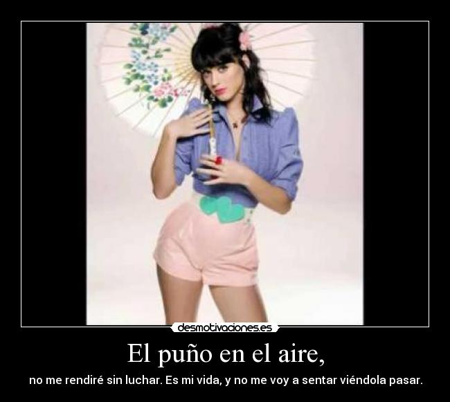 El puño en el aire, - 