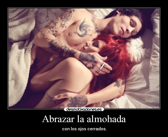Abrazar la almohada - con los ojos cerrados.