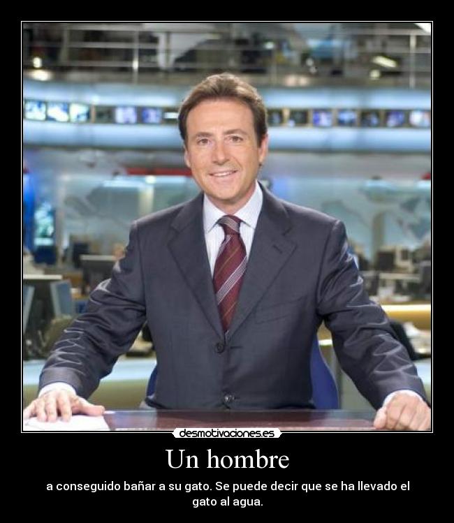 Un hombre - a conseguido bañar a su gato. Se puede decir que se ha llevado el gato al agua.
