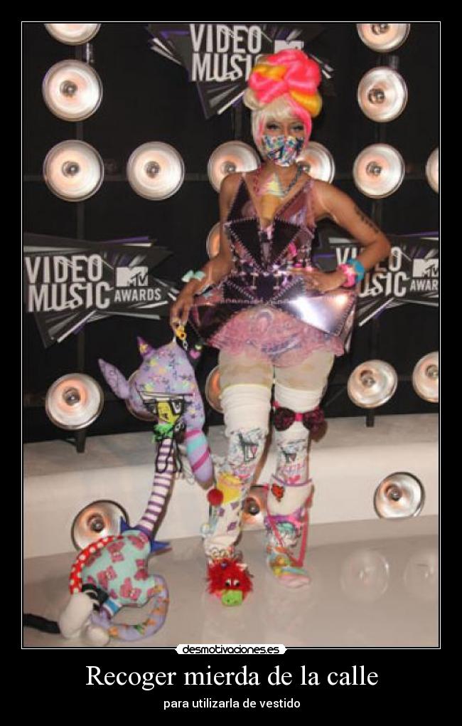 Recoger mierda de la calle - para utilizarla de vestido
