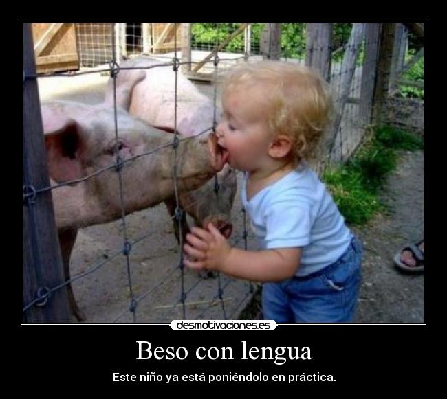 Beso con lengua - Este niño ya está poniéndolo en práctica.