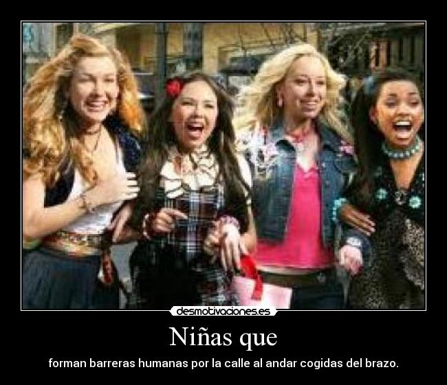 Niñas que - forman barreras humanas por la calle al andar cogidas del brazo.