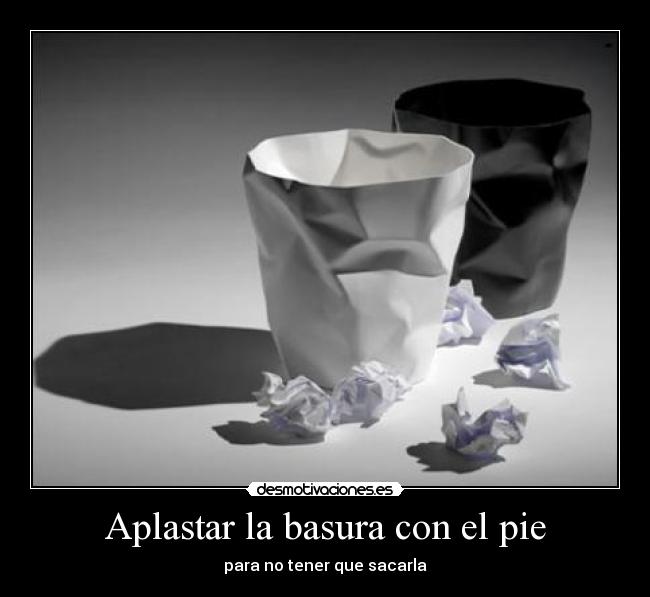 Aplastar la basura con el pie - para no tener que sacarla