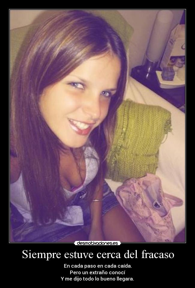 Siempre estuve cerca del fracaso - En cada paso en cada caída.
Pero un extraño conocí
Y me dijo todo lo bueno llegara.