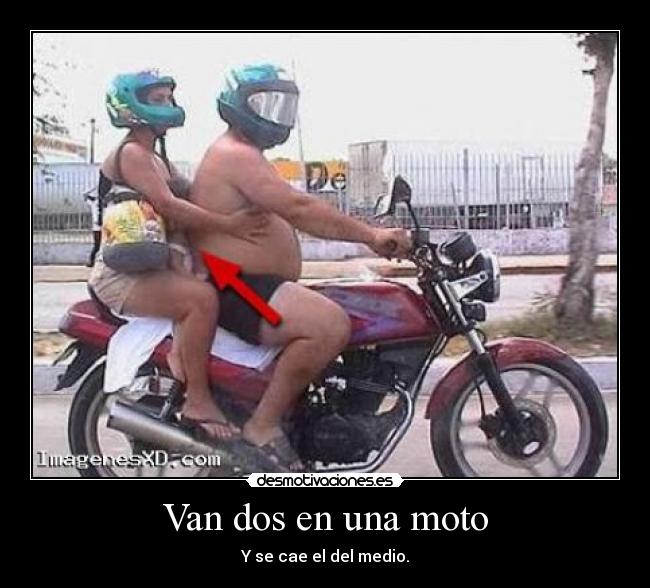Van dos en una moto - Y se cae el del medio.