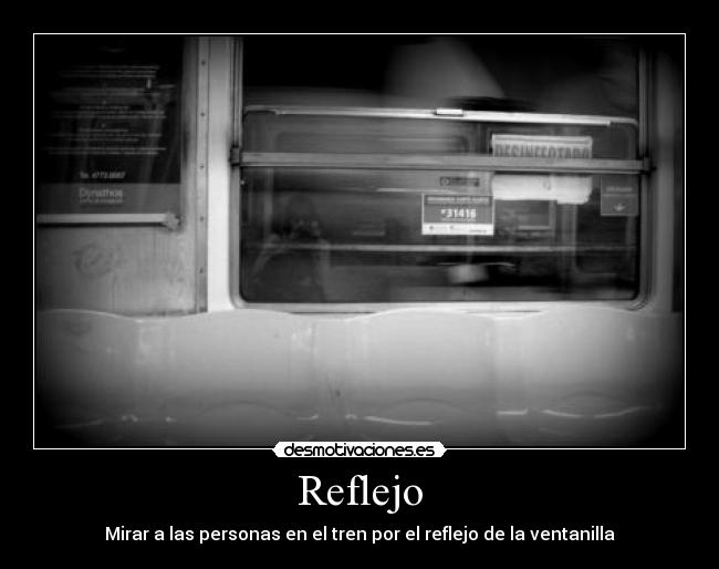 Reflejo - Mirar a las personas en el tren por el reflejo de la ventanilla