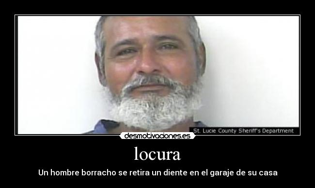 locura - Un hombre borracho se retira un diente en el garaje de su casa