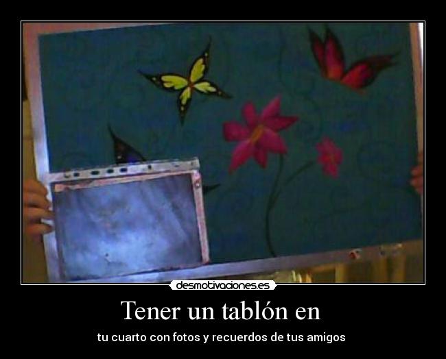 Tener un tablón en  - tu cuarto con fotos y recuerdos de tus amigos 