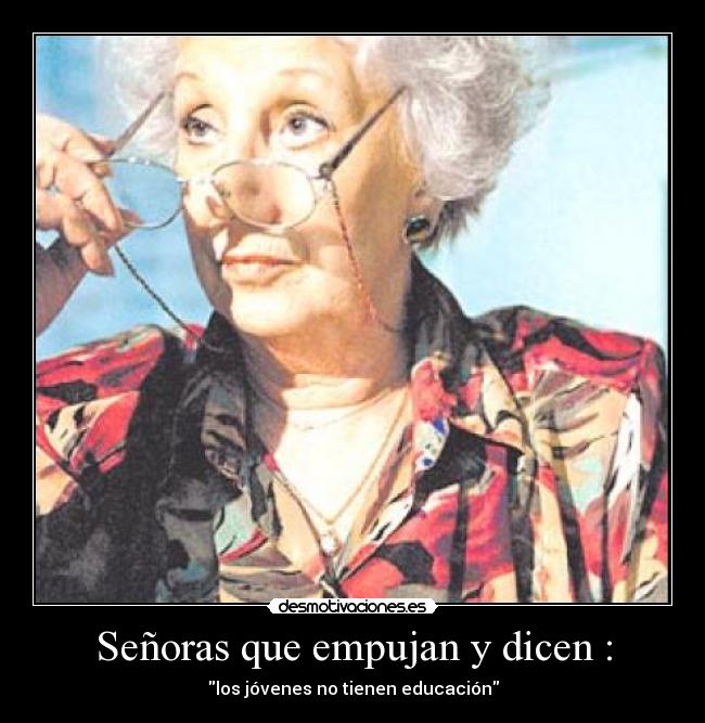 Señoras que empujan y dicen : - los jóvenes no tienen educación