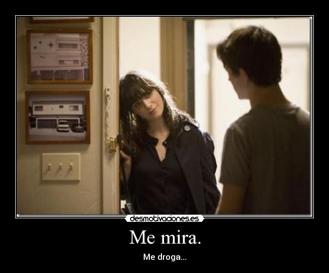 Me mira. - Me droga...