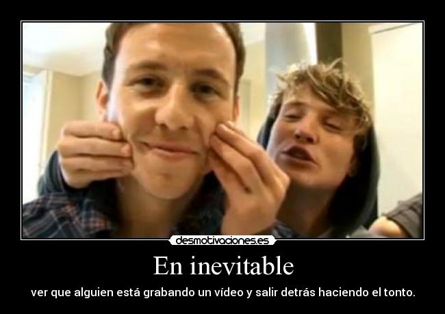 En inevitable - ver que alguien está grabando un vídeo y salir detrás haciendo el tonto.