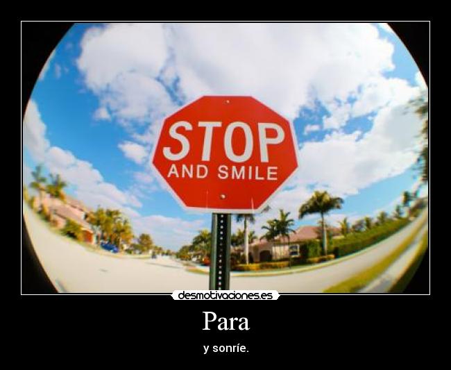 Para - y sonríe.