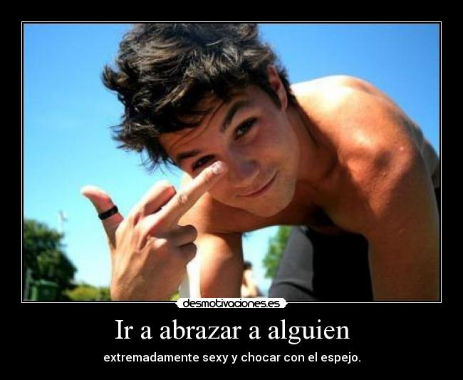 Ir a abrazar a alguien - extremadamente sexy y chocar con el espejo.