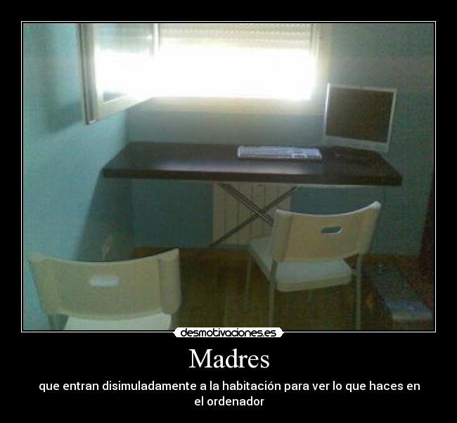 Madres - que entran disimuladamente a la habitación para ver lo que haces en el ordenador