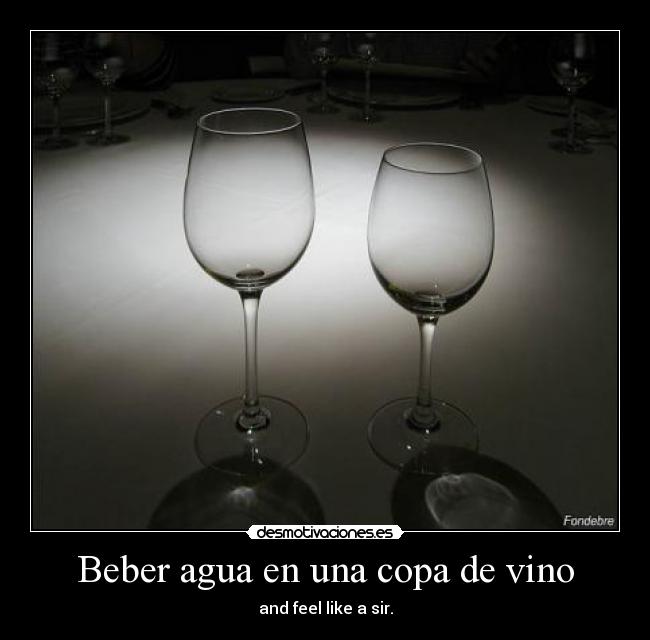 Beber agua en una copa de vino - 