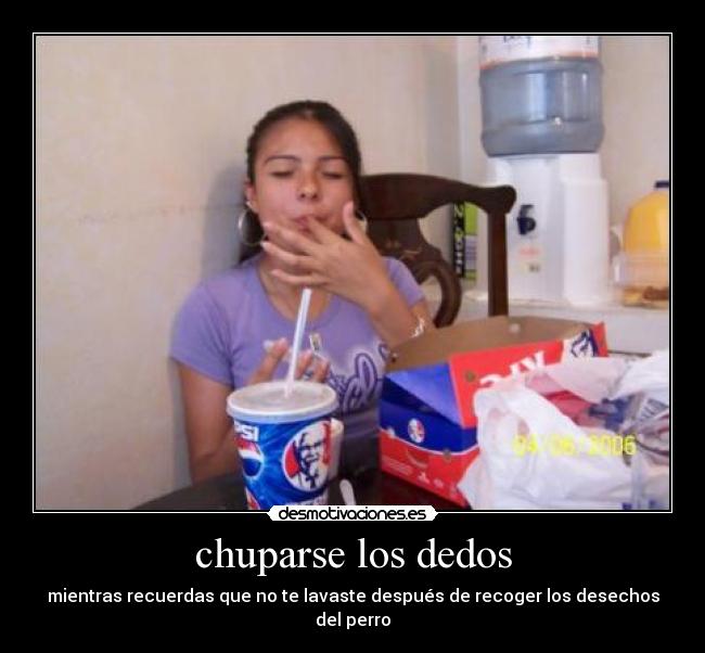 chuparse los dedos - mientras recuerdas que no te lavaste después de recoger los desechos del perro