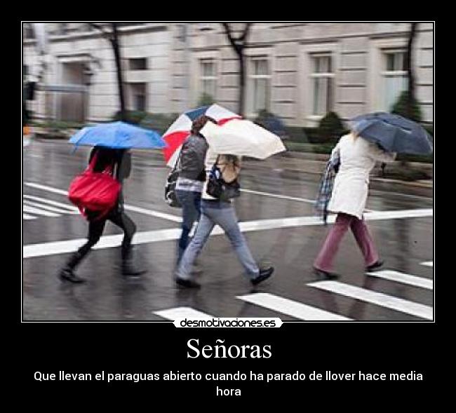 Señoras - Que llevan el paraguas abierto cuando ha parado de llover hace media hora