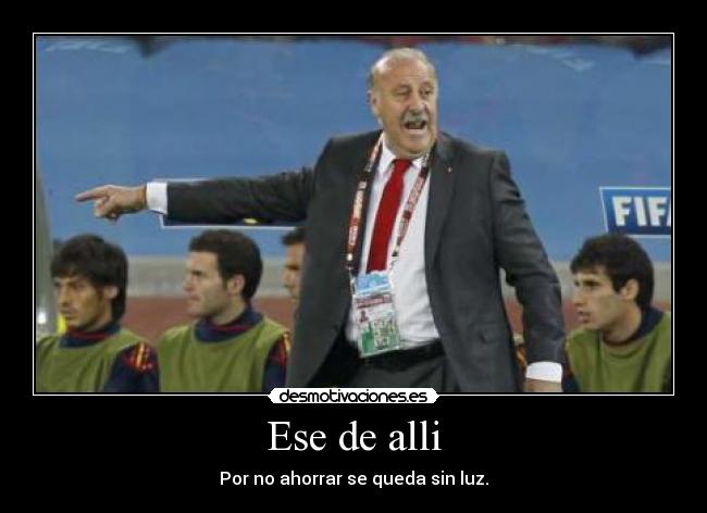 Ese de alli - Por no ahorrar se queda sin luz.