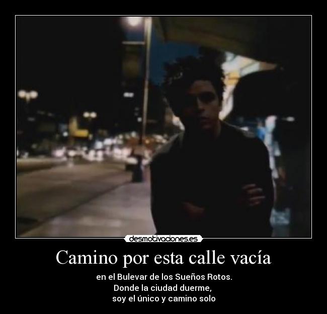 Camino por esta calle vacía -