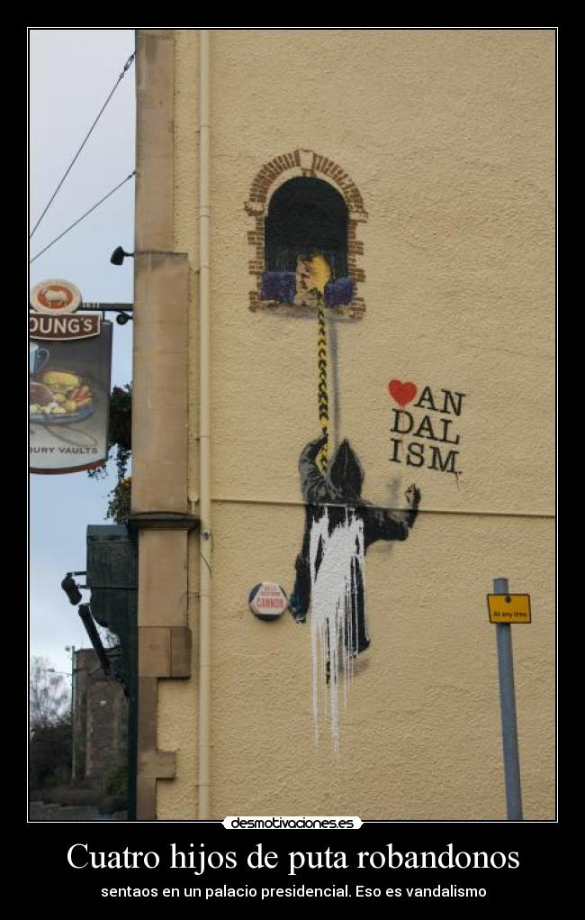 Cuatro hijos de puta robandonos -