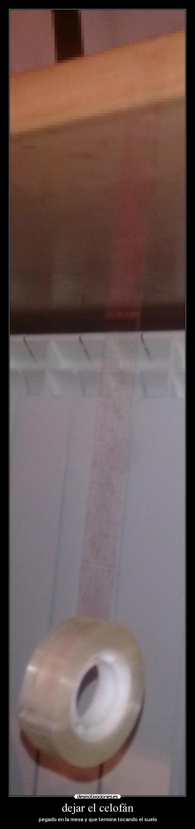 dejar el celofán - pegado en la mesa y que termine tocando el suelo
