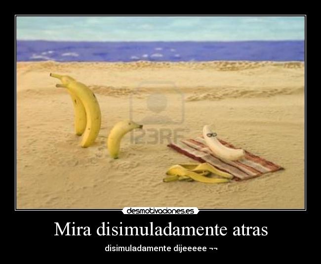 Mira disimuladamente atras -