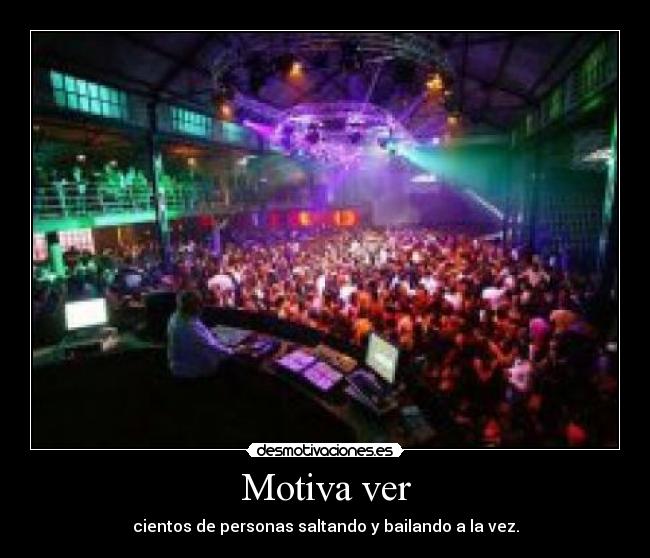 Motiva ver - cientos de personas saltando y bailando a la vez.