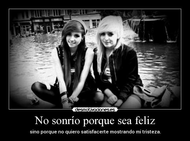 No sonrío porque sea feliz -