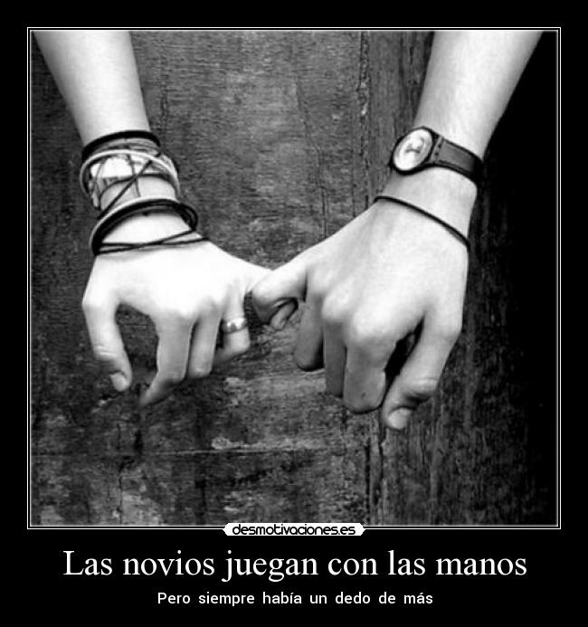 Las novios juegan con las manos -