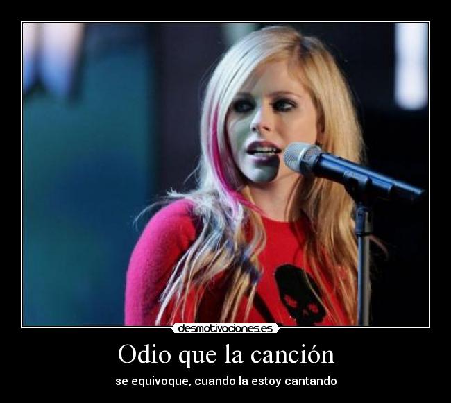 Odio que la canción - se equivoque, cuando la estoy cantando