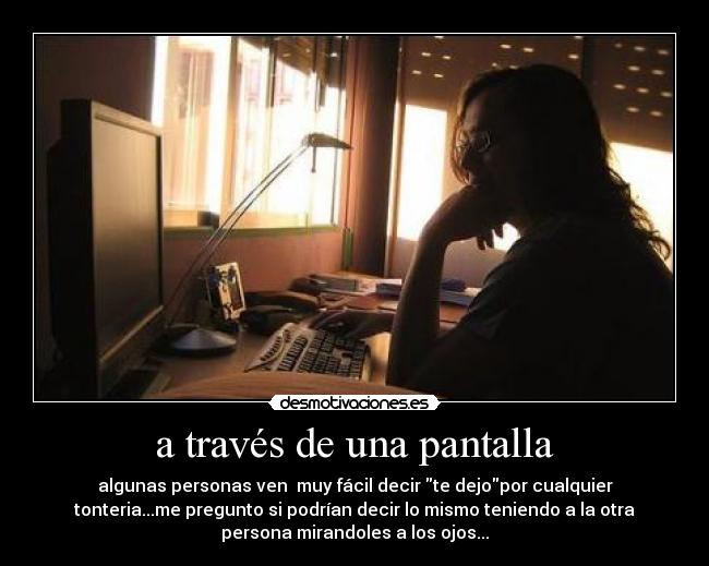 a través de una pantalla -