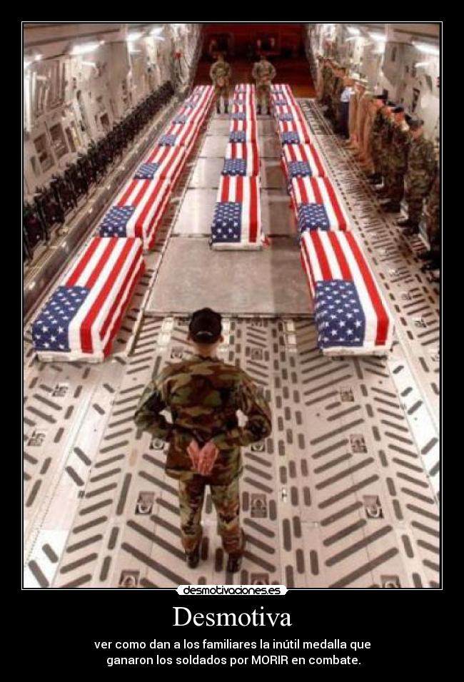Desmotiva - ver como dan a los familiares la inútil medalla que
 ganaron los soldados por MORIR en combate.
