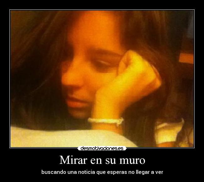 Mirar en su muro - buscando una noticia que esperas no llegar a ver