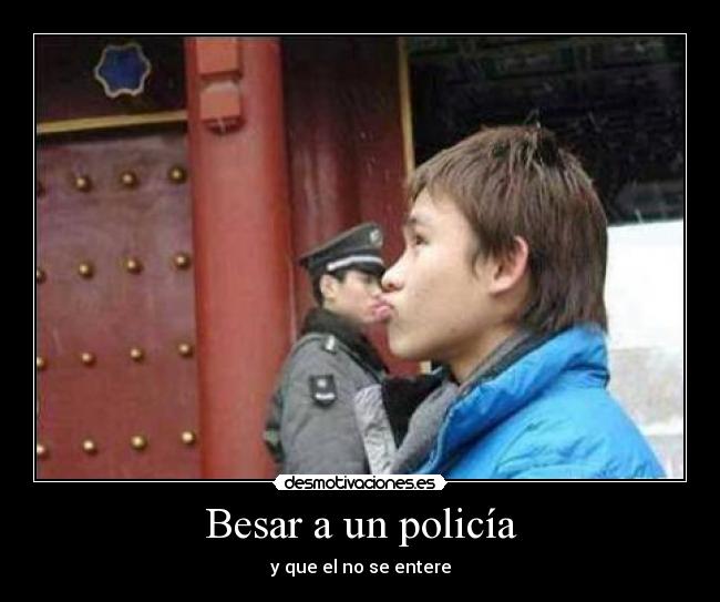 Besar a un policía -